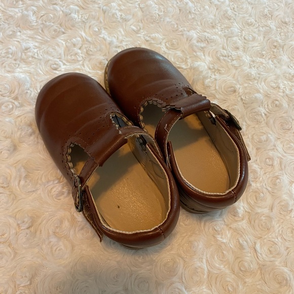 Brown scalloped leather dress shoes - Picture 3 of 5